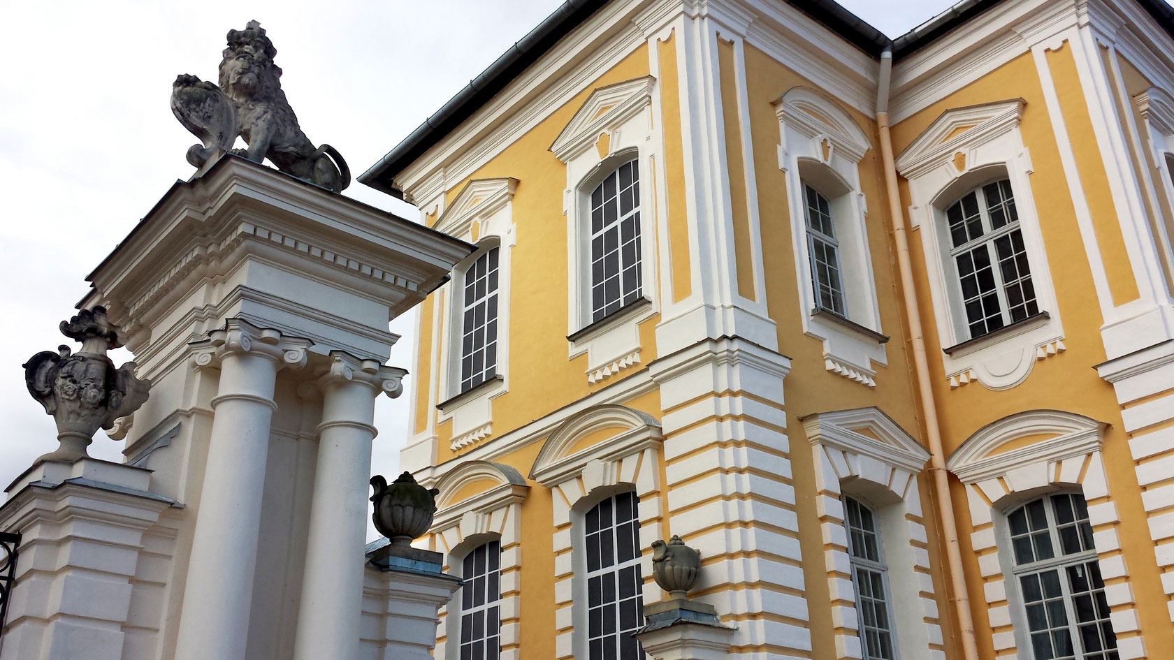 Rundale & Mezotne Palaces, Bauska Castle Tour